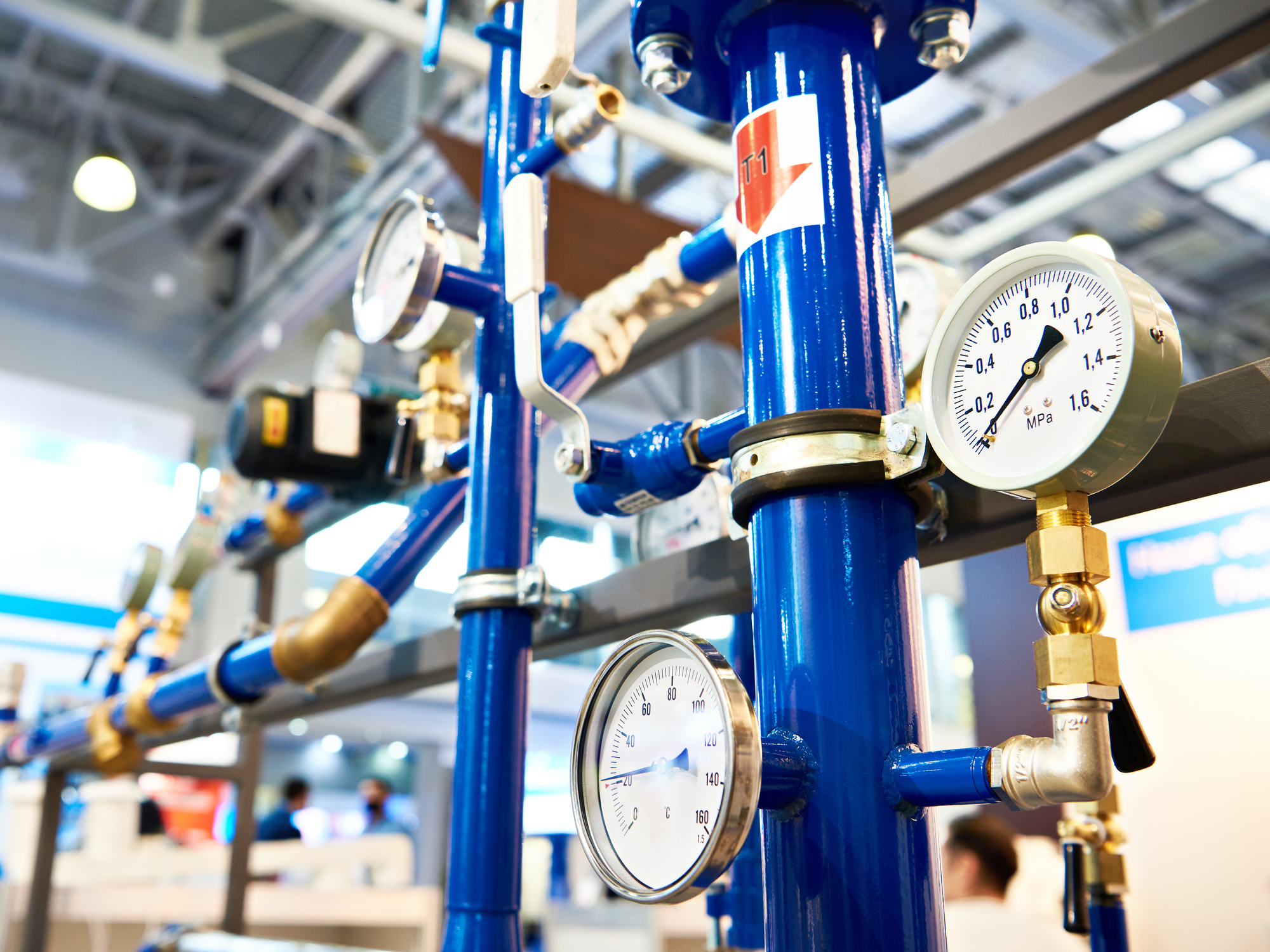 Pressure and temperature sensors on the pipeline